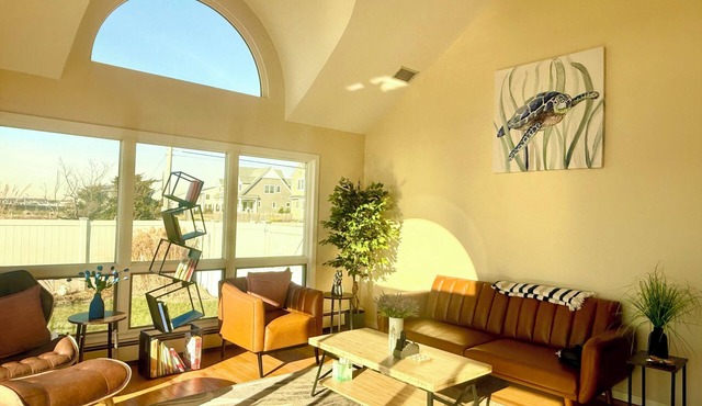 Charming 3-bedroom house with private access waterfront