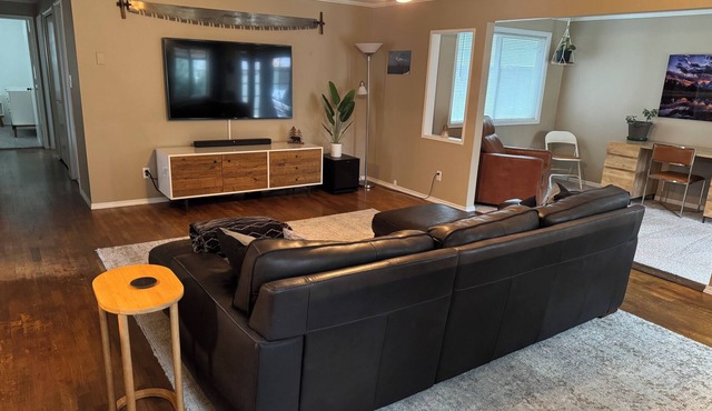 Charming 3-bedroom house in enchanting Oakridge with AC