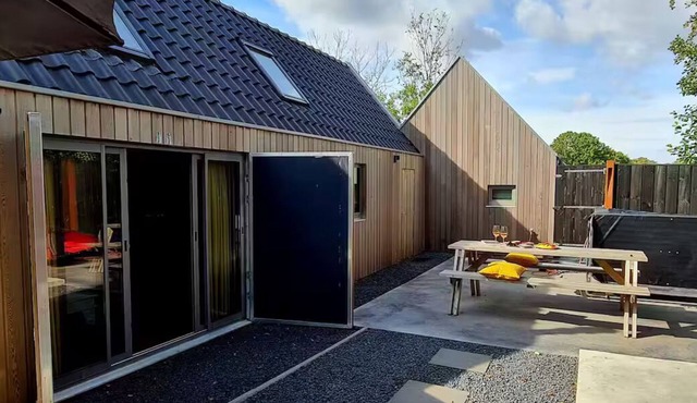 Charming 3 bedroom house with fireplace, jacuzzi and sauna "Wellness op'e Klaai"
