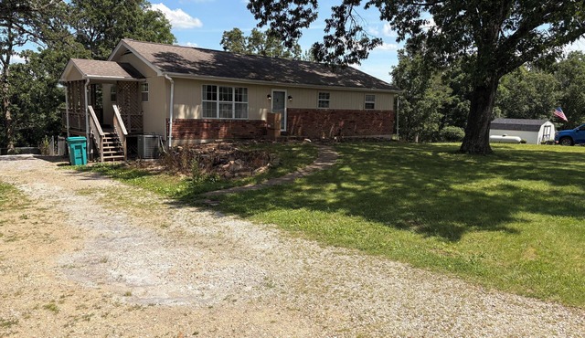 Charming 3-bedroom house in serene Bourbon with AC and fenced in yard