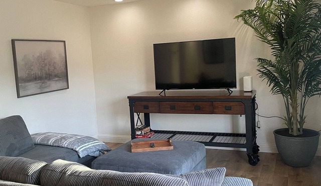 Charming 3-bedroom house with WiFi, AC in Modesto