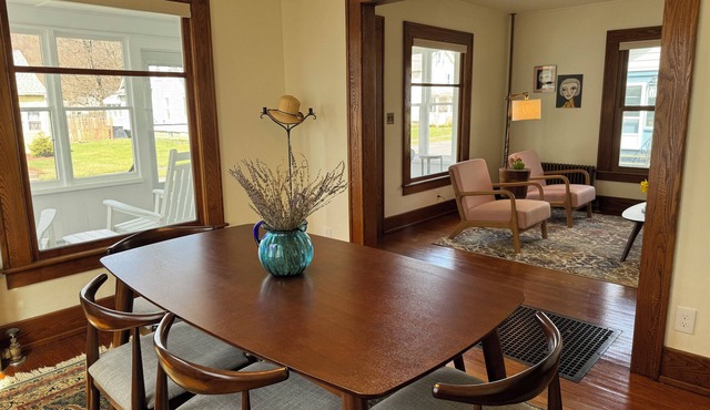 Charming 3-bedroom house in Oneonta, 4mins from Cooperstown Allstar Village. AC!