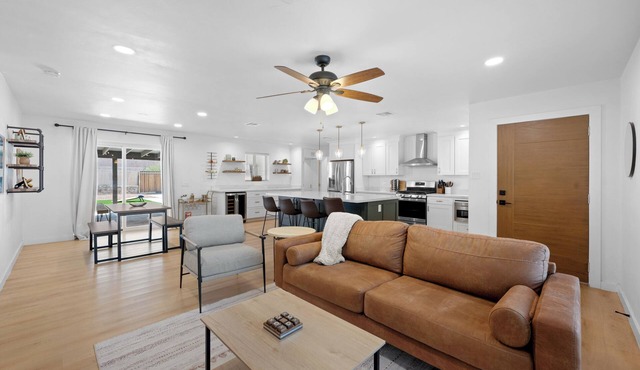 Charming 3-bedroom house with AC, WiFi in Sunnyslope!