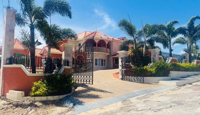 Charming 3-bedroom apartment with Pool, WiFi, AC in enchanting Duncan’s Bay