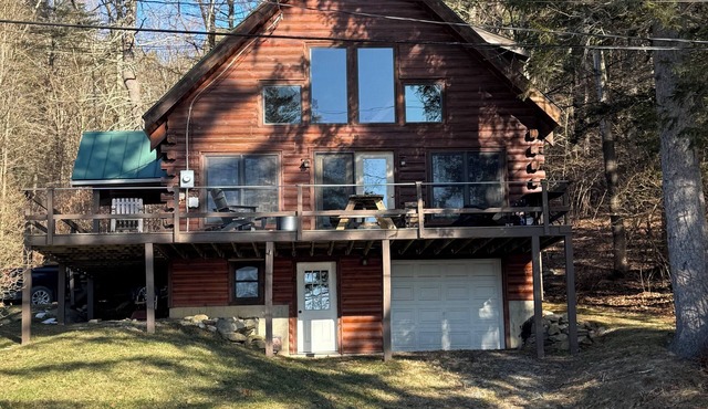 Charming 3-bedroom + loft log cabin at Lake Bomoseen in Castleton, VT. Sleeps 12