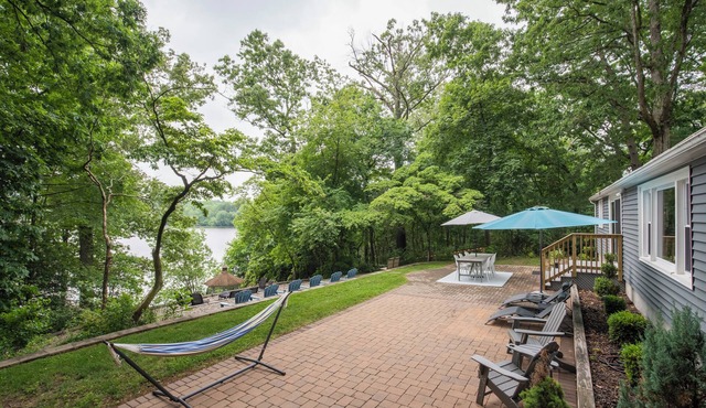 Charming 3-bedroom lake house with a seasonal private pool and seasonal hot tub!