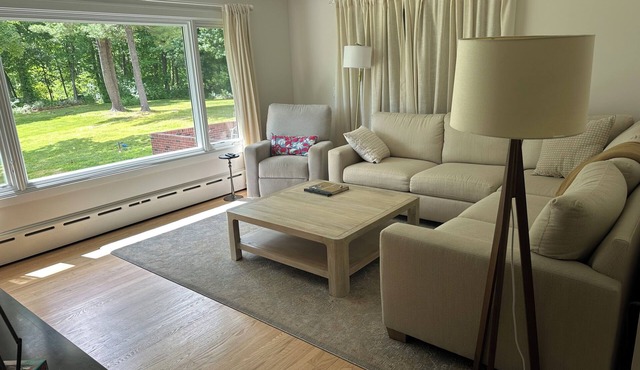 Charming 3-bedroom lakeside reservoir house in serene Hamden near Yale.