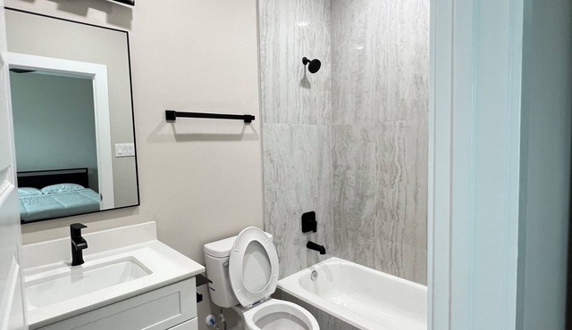 Charming 3-bedroom modern townhome with WiFi within 5 miles of Downtown Houston