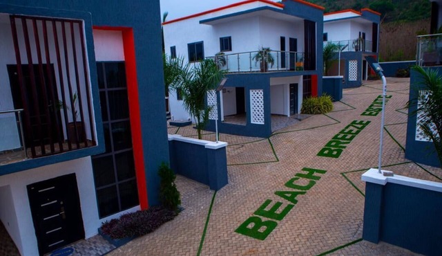 Charming 3-bedroom ocean view estate with WiFi, AC in adorable Kokrobite