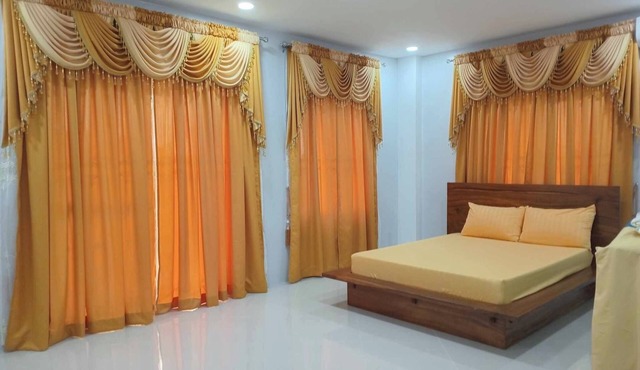 Charming 3-bedroom house with AC, WiFi. Sleeps 13.