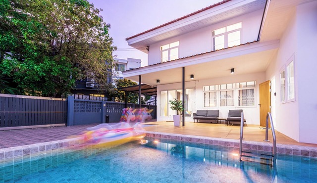 Charming 3-bedroom Pool villa with WiFi and AC in fabulous Wattana