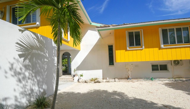 Charming 3 Bedroom Suite 200 steps to Beach, car available