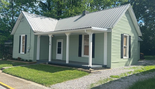 Charming 3 bedroom - Two Blocks from the Fountain