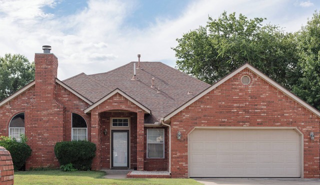 Charming 3-bedroom house with fitness room in peaceful Broken Arrow