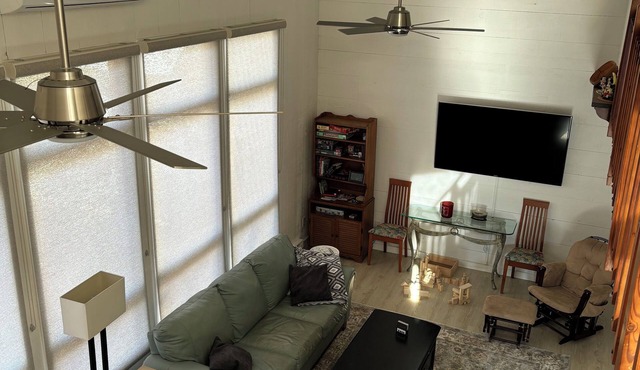 Charming 3-bedroom townhome-like guest unit with AC and WiFi in QEBA