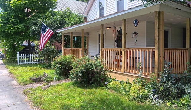 Charming 3-bedroom country house in peaceful Crown Point with WiFi