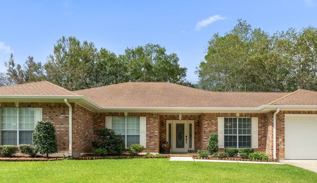 Charming 3-bedroom and 2 full bath house near golf course in Diamondhead, pools