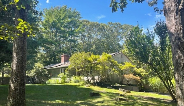 Charming 3-bedroom house in peaceful East Hampton only moments from the Beach.