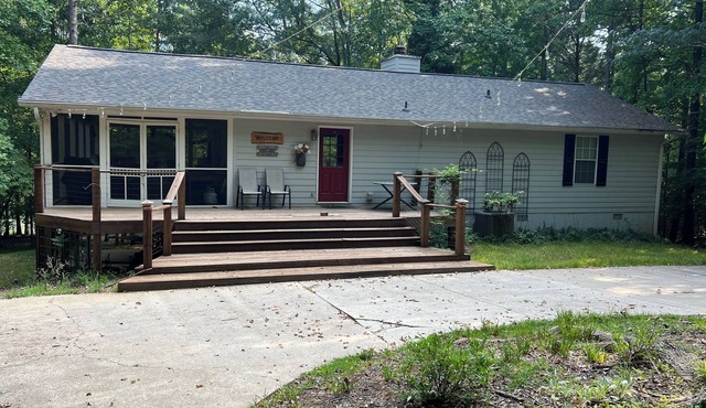 Charming 3-bedroom family cabin on the lake with dock, screened porch, & wi-fi!n