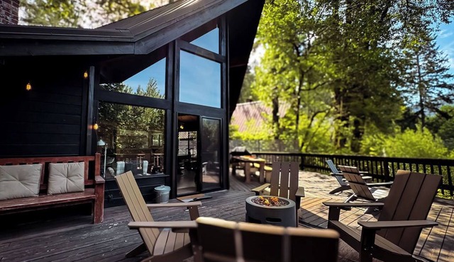 Charming 3-bedroom cabin with AC, hot tub, WiFi in delightful Rhododendron