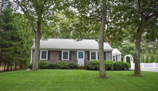 Charming 3 bedroom sleeping 7 with central air!
