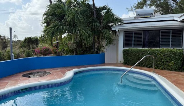 Charming 3-bedroom villa with Pool, WiFi, AC in Long Bay near Sam Lords Castle.