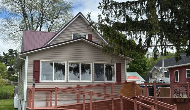 Charming 3-bedroom WATERFRONT cabin on the St. Lawrence River!
