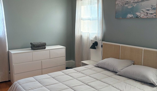 Charming 3-bedrooms in a private house w/AC and WiFi 30min drive to Midtown NYC