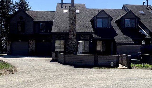 Charming 3 BR/3.5 Bathroom Townhome at Seven Springs Mountain Resort