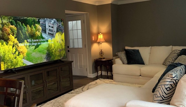 Charming 3-BR Corporate Guesthouse near Dulles Airport curated for convenience.