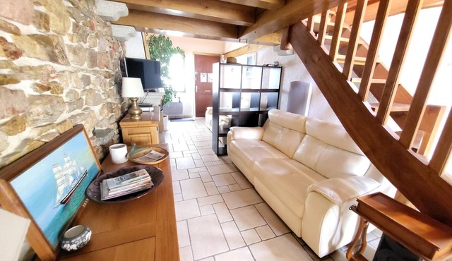 Charming 3-Bed Townhouse with Courtyard, Garage, and WiFi, 300m from Beach in Les Sables-d'Olonne