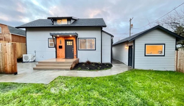 Charming 3BD Cottage with Garage, AC, Fast Wi-Fi