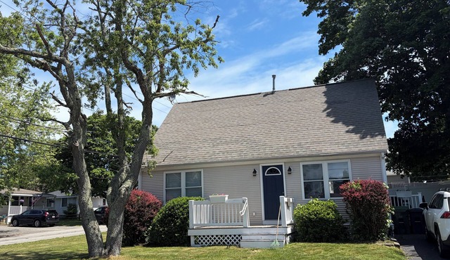 Charming 3BR/1BA home short walk to beach fully equipped for relaxing vacation