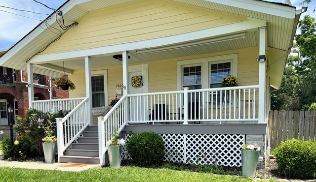 Charming 3BR/2BA Home across from the park, Sleeps 6, Fire pit
