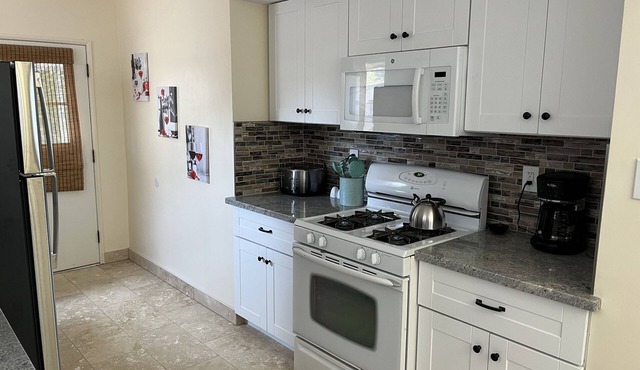 Charming 3BR/2bth/DEN *Near LAX, SoFi, BEACHES, & all Southern CA has to offer!!