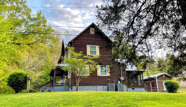 CHARMING 3BR/3BA FARMHOUSE~FAMILY FRIENDLY~QUIET COUNTRY SETTING~GREAT LOCATION!