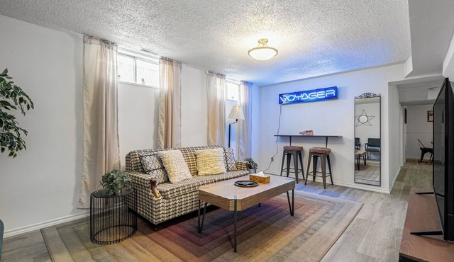 Charming 3BR Basement Suite, Full Kitchen, Sleep 8, Family Friendly