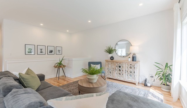 Charming 3BR Bungalow + Hot Tub in Port Hope