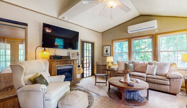 Charming 3BR Cottage with Full Kitchen, WIFI and Access to community amenities