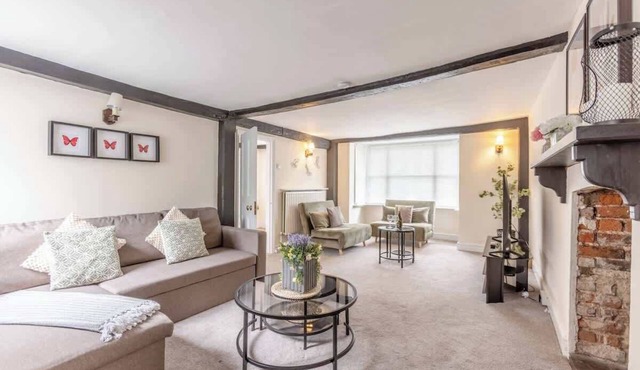 Charming 3BR Cottage Near Windsor - By Tempstay