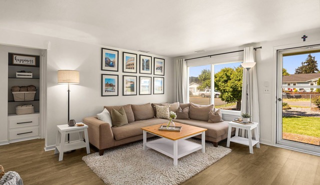 Charming 3BR Home in South Seattle 5min to Light Rail. Private Yard & Deck