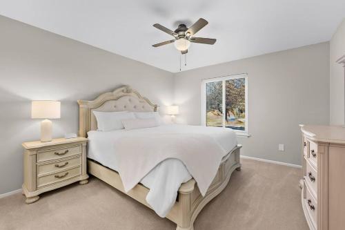 Charming 3BR home with yard and fireplace in Troy