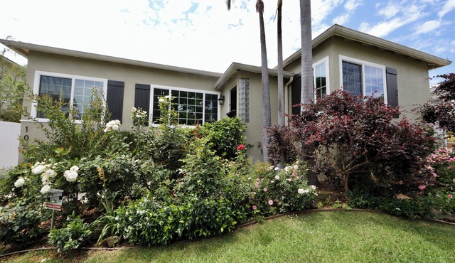Charming 3BR Pacific Palisades Home, Sleeps 6 From $295 +, Close to Malibu & SM