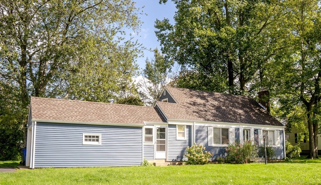 Charming 4-Bed / 2-Bath House in Ideal Location!
