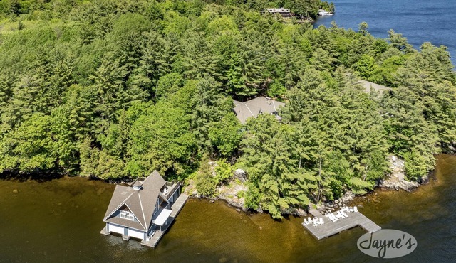 Charming 4 bed 4 bath cottage on Lake Rosseau with Boathouse! SW Exposure!