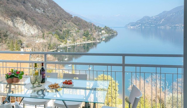 Charming 4-bed Apartment -lake Views & Balconies