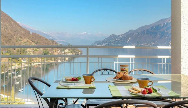 Charming 4-Bed Apartment -Lake Views & Balconies