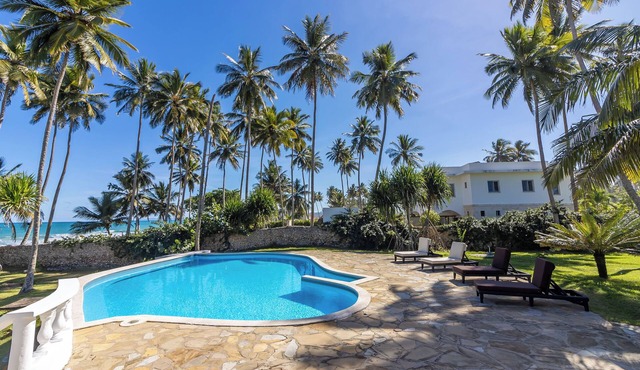 Charming 4-bedroom villa with WiFi and AC in amazing Gaspar Hernández