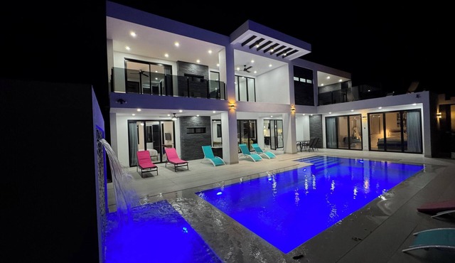Charming 4-bedroom villa with WiFi, AC in fabulous Diamond Valley