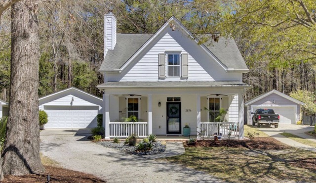 Charming 4-bedroom house with pool in lovely Mount Pleasant